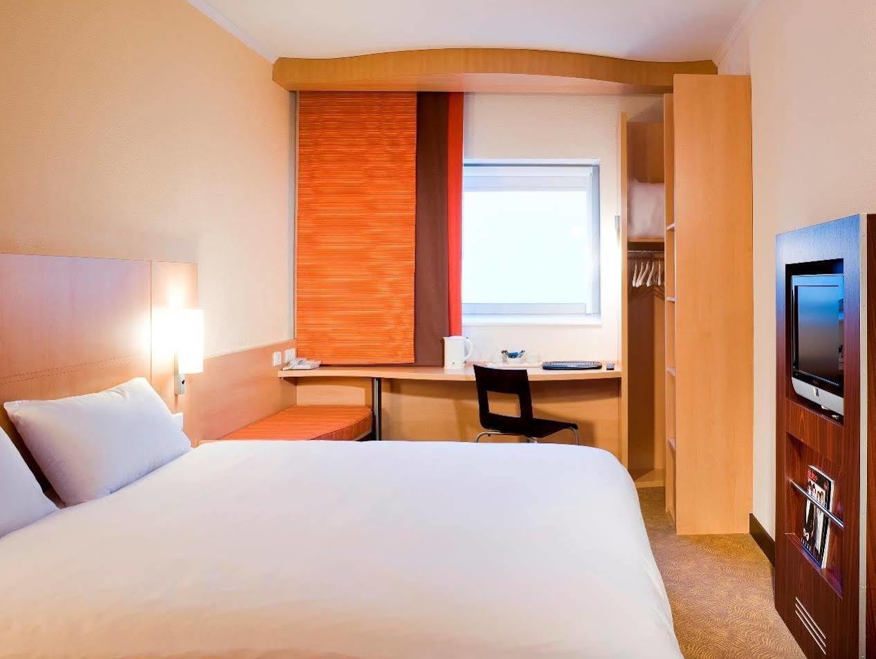 Отель Ibis London Wembley Экстерьер фото